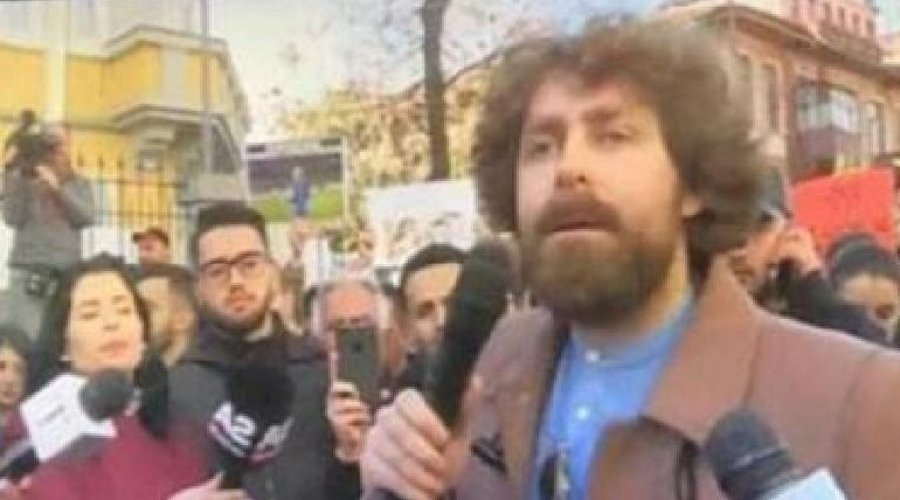 Studentja e “revoltuar” për palo-pedagogët, përplaset me gazetarin “live”: Kush je ti që hedh baltë mbi pedagogët tanë?