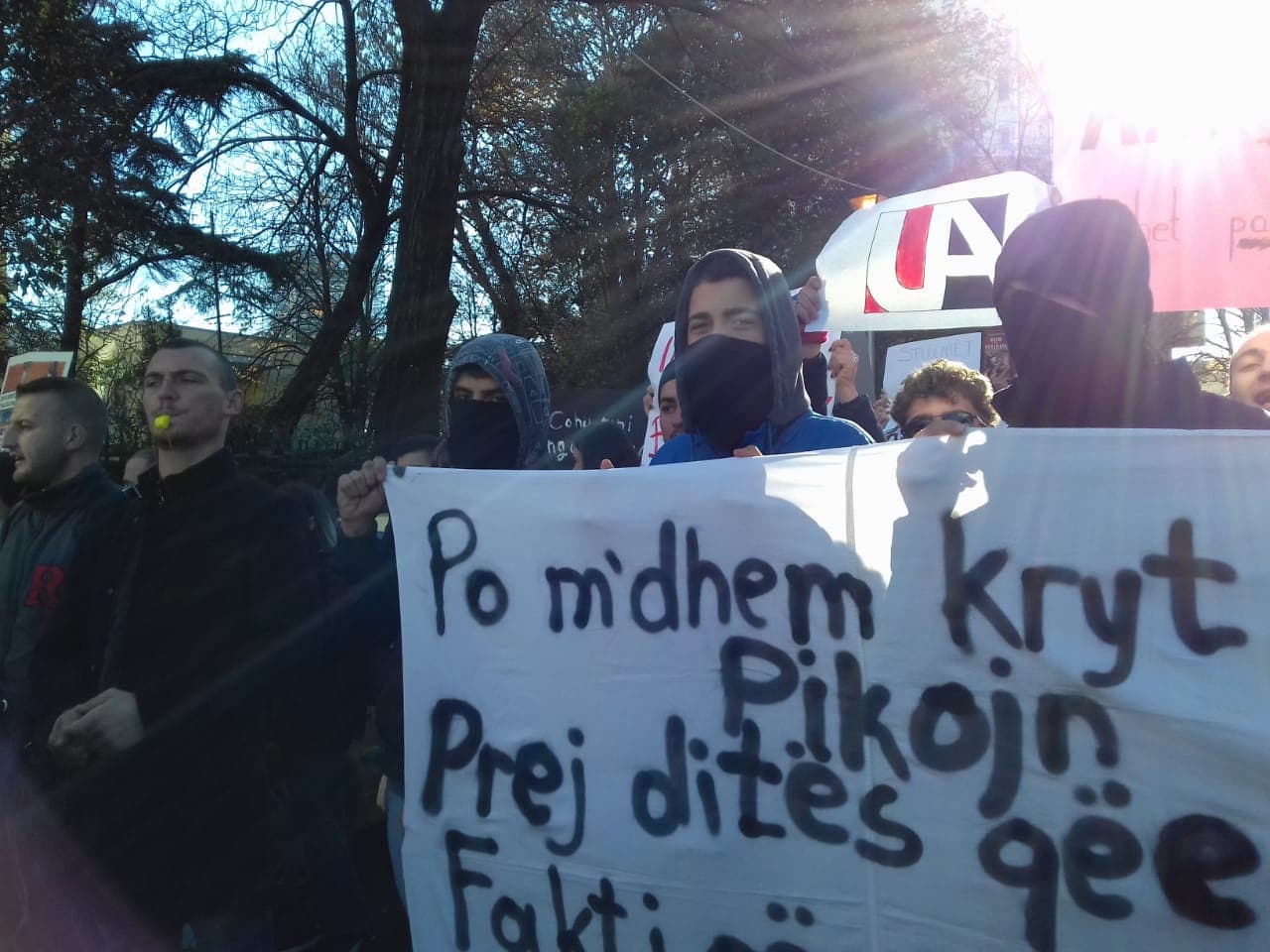 FOTO/ Protesta që po përpiqet të grabitet nga politika: Disa studentë mbulojnë fytyrën, çfarë tentojnë të fshehin?