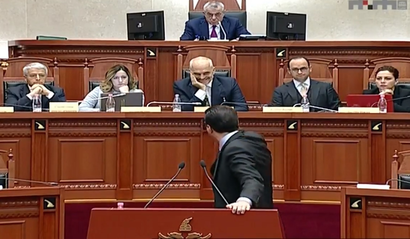 VIDEO/ Basha i dehur në Parlament: “Ti pusho ti… se merrem dhe me ty pastaj, do e shifni se ku do përfundoni”