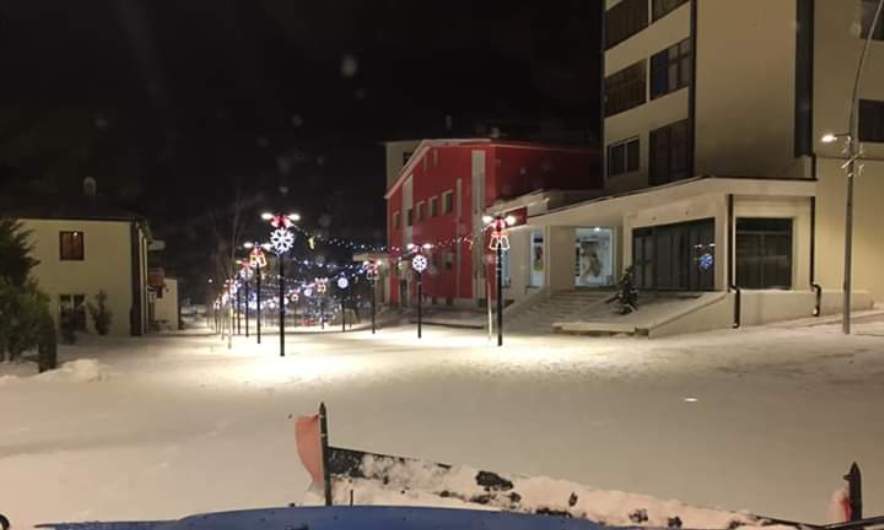 Shtohen reshjet e dëborës, zbardhet Shqipëria (Video)