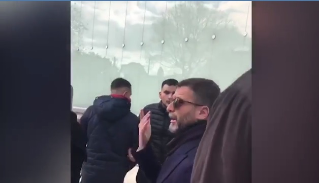 “Do ta bëj tarifën sa mami jot”! Studentët zbardhin “sherrin” me deputetin Braçen, por… videon nuk e kanë