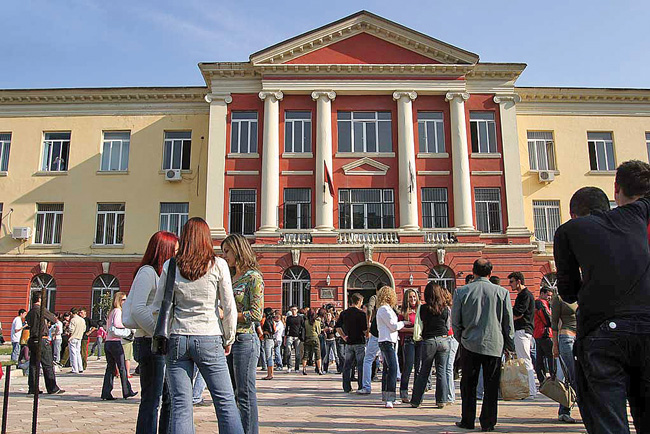 Viti i ri akademik me tarifë 100% nga shteti dhe bursë për studentët me 9 dhe 10