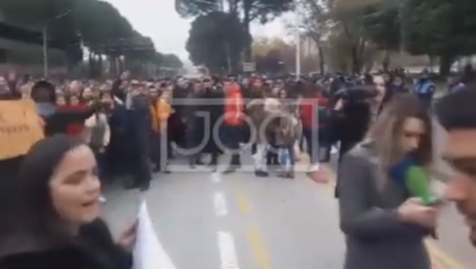 VIDEO/ Militantët e PD-LSI përzënë nga protesta gazetaren e Top Channel