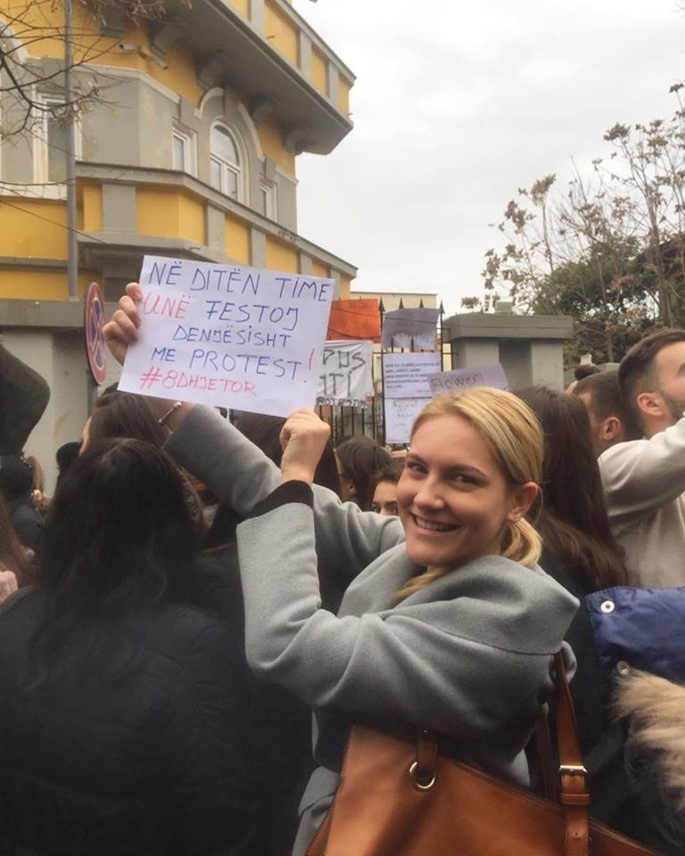 PDIU bashkon forcat me PD dhe LSI për t’ju vjedhur protestën studentëve, infiltron mes tyre kandidaten për deputete (FOTO)