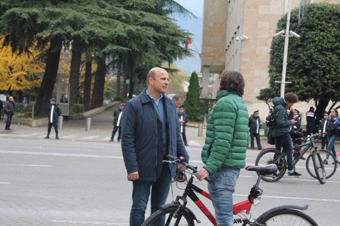 Foto-lajm / “Dhëndri” del në shesh dhe proteston si student