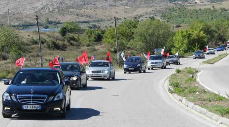 “Kush ka një zemër (kuqezi) mos e kursej…”, gazetari fton të gjithë në protestë para konsullatës greke për vr.asjen e 7 shtetasve shqiptarë