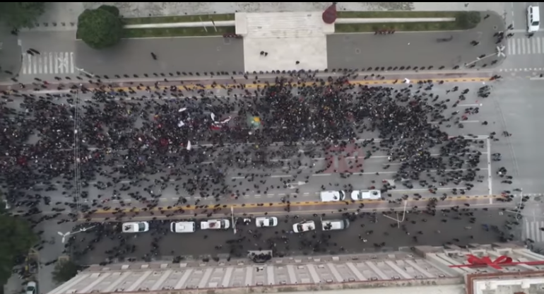 Pamjet me dron, ja si duket protesta e studentëve përpara kryeministrisë