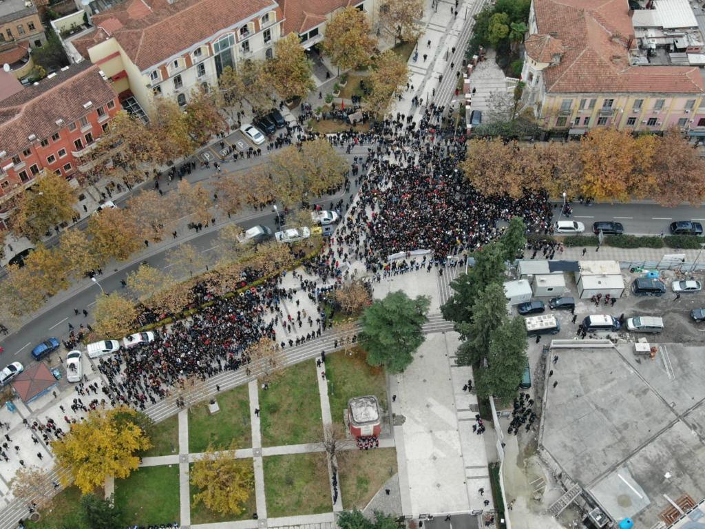 VIDEO/ Protesta para parlamentit, dalin pamjet me dron