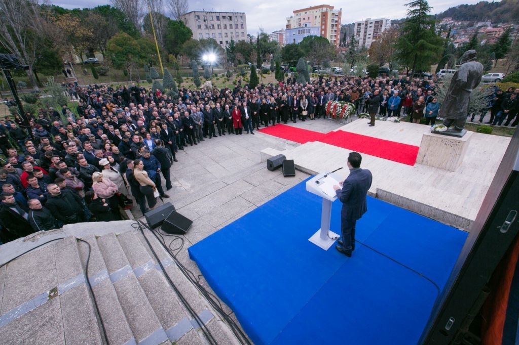 Shikoni sa njerëz u mblodhën në protestën e thirrur nga Basha e Berisha, në krahasim me studentët