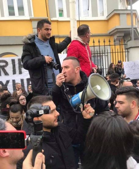 FOTOT/ Kandidati për deputet i LSI, me megafon drejton protestën e studentëve