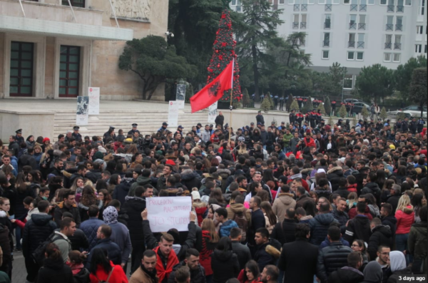 Sjellja partiake që po vret një protestë të drejtë