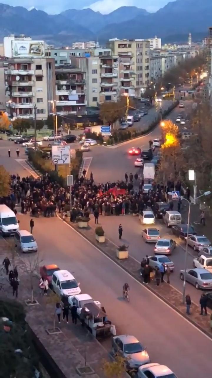 FOTOT/ Protesta e PD në Shkodër “përfundon pa nisur”, qytetarët refuzojnë thirrjen e Bashës