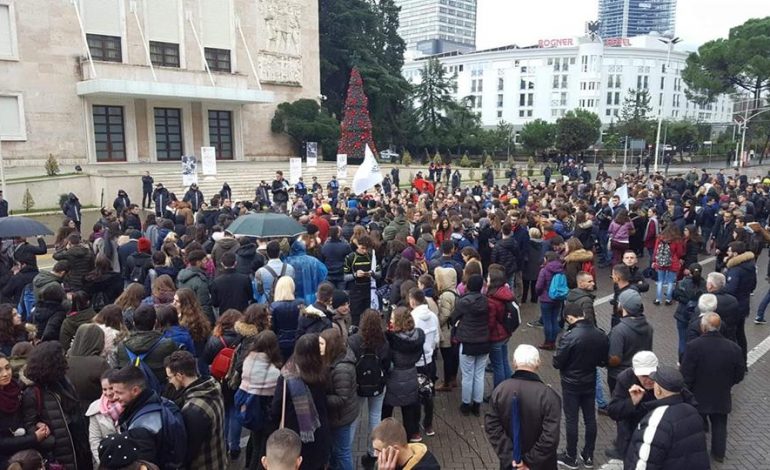 VIDEO/ Tensione në protestë, sudentët largojnë aktivistin e lëvizjes “Për Universitetin”