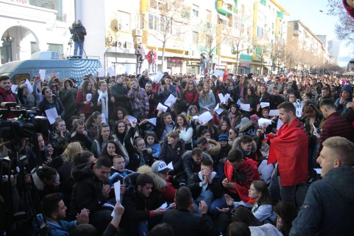 Protesta/ Kisha Katolike: Dialogu, rruga e vetme drejt paqes e zgjidhjes së drejtë