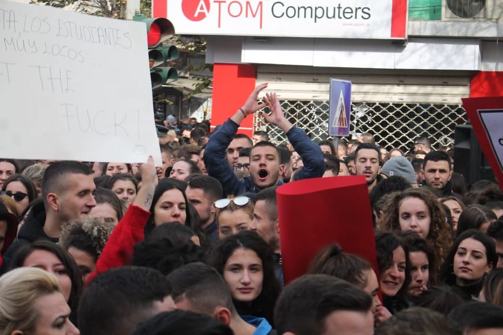 Për të fituar deri ne fund, studentët tani duhet të nisin dialogu