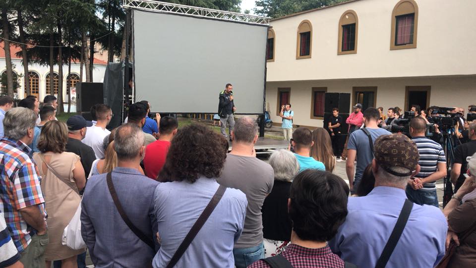 VIDEO/ Studentët përzënë nga protesta dhe protestuesit e Teatrit: Largohuni!