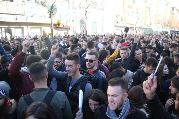 Pse protestojnë studentët?! Qeveria shfuqizoi vendimin për tarifën e provimeve të mbartura, pranoi kërkesën për ngritjen e një grupi pune