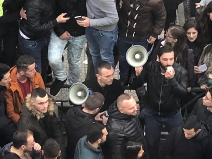 Mendimet e një mësuesi për protestën pa  zgjidhje kur dialogu nuk njihet