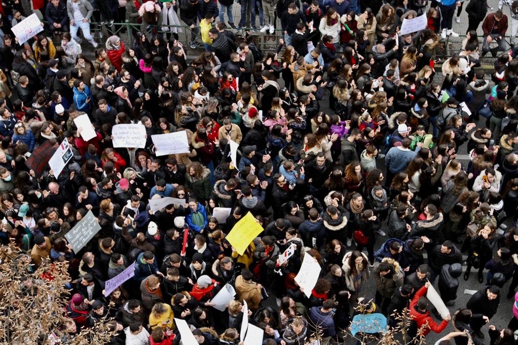 “Studentët” e PD-LSI bllokojnë kryqëzimin tek “9-Katëshet” dhe “21 Dhjetori”… qytetarët i mallkojnë!