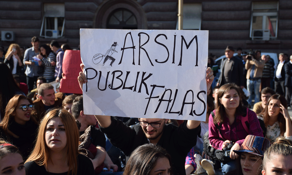 Kërkoni recolucion, por përtoni ta çoni b*thën nga karrigia e lokalit dhe doni të vini në pushtet nëpërmjet studentëve!