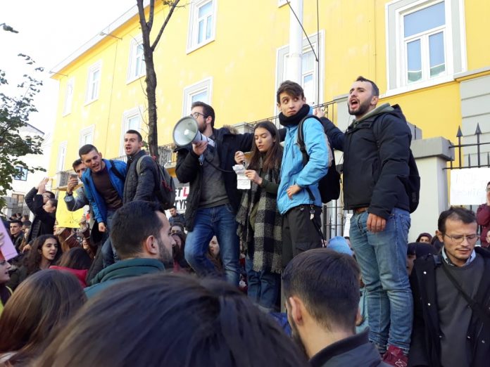 Protesta/ Studentët përzejnë Edmond Tupen pas thirrjeve të shkojnë para Kryeministrisë