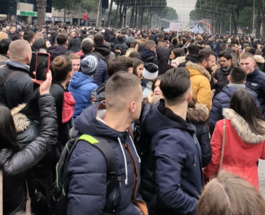 Foto/ Një tjetër student i “papolitizuar” në mesin e protestuesve