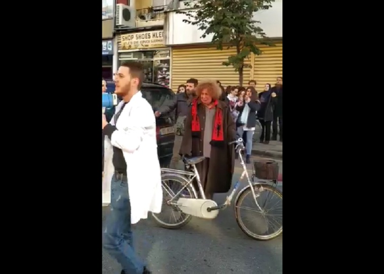 VIDEO/ Qytetarja shpërthen në lot teksa i sheh në protestë, studentët e përqafojnë