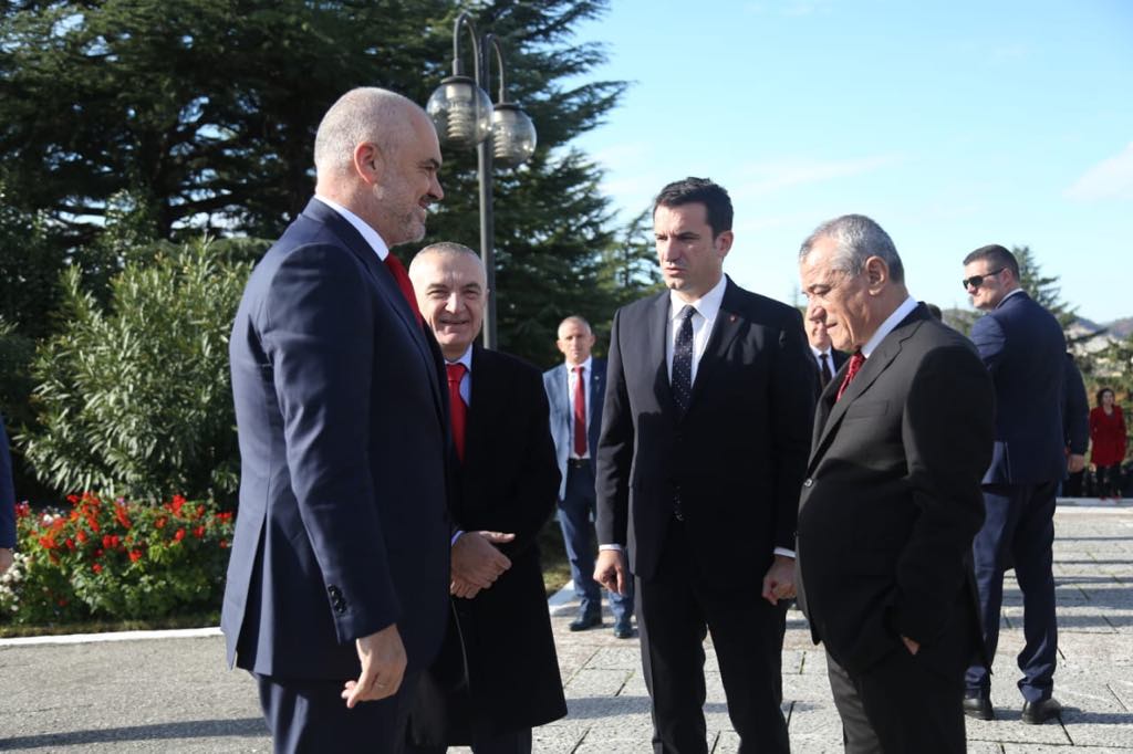 Presidenti Meta i kthen një tjetër ligj Ramës