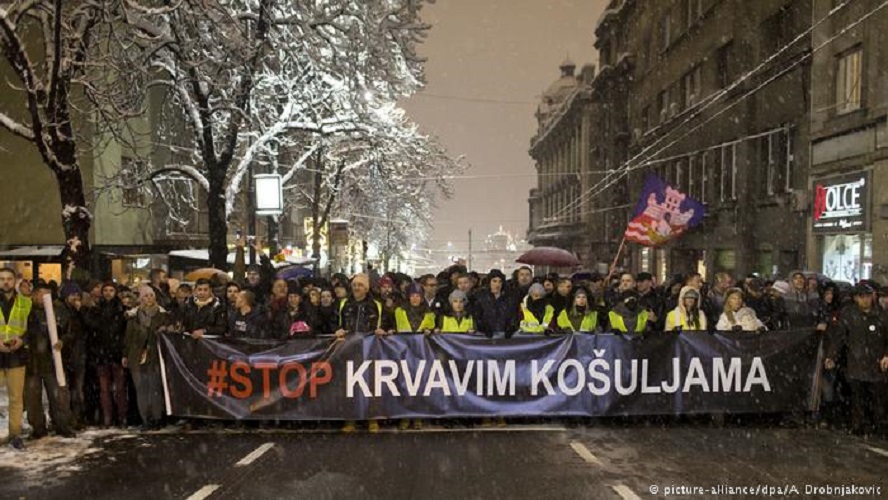 Sërish protesta në Serbi: “T’i jepet fund këmishave të përgjakura”!