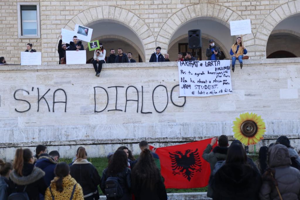 Studentë apo huliganë…? Protestojnë duke zhgarravitur mbi muret e një ndërtese historike