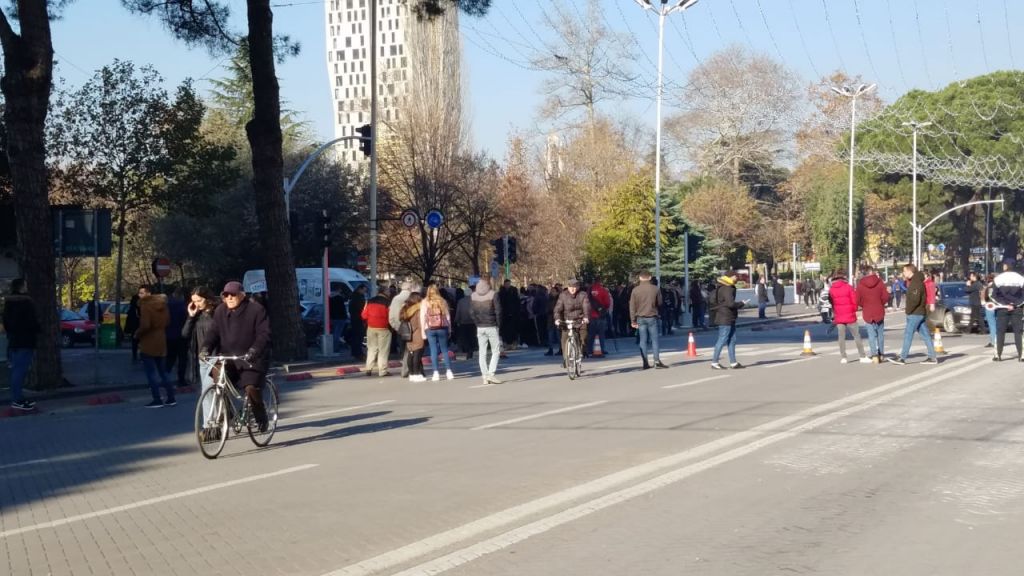 Studentët bllokojnë rrugën tek “Piramida”, shoferë u luten të hapen: “Jemi për hall, hapni rrugën ju lutem”… “Edhe ne për hall jemi” i përgjigjen ata