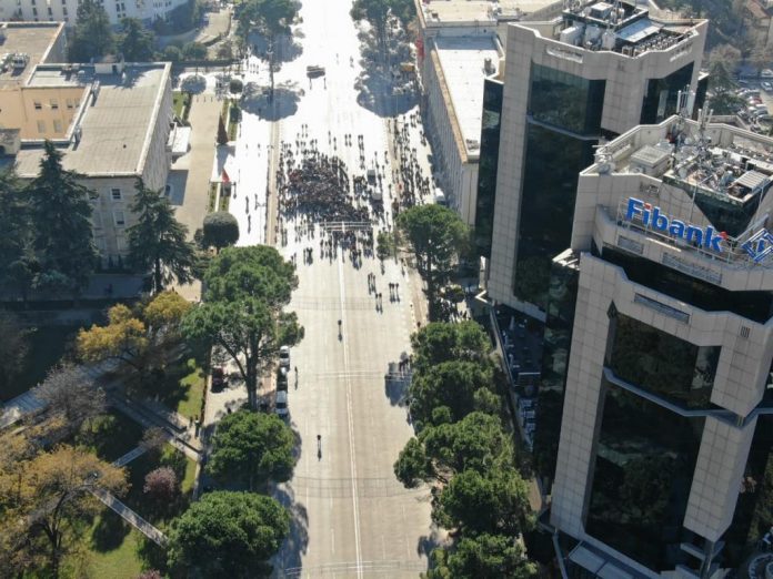 Studentja: Duhet të ulemi të dialogojmë, nëse ata nuk na i plotësojnë kërkesat këtu e kemi sheshin