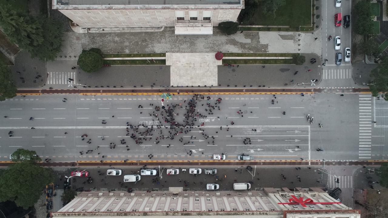 FOTO+VIDEO/ Dialogu “përballë” protestës: Pjesëmarrja e studentëve në bulevard dhe ajo në UBT