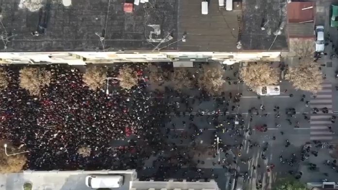 Përçahet protesta e studentëve, pjesëmarrsit thirrje të zhvendosen tek Kryeministria: E nisëm këtu, e përfundojmë këtu. S’ka marshim!