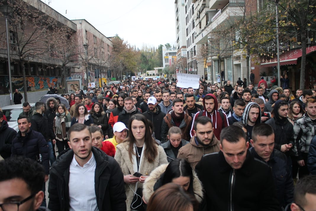 Protesta e studentëve në ditën e tyre të 3-të, parakalojnë në qytet duke kënduar himnin