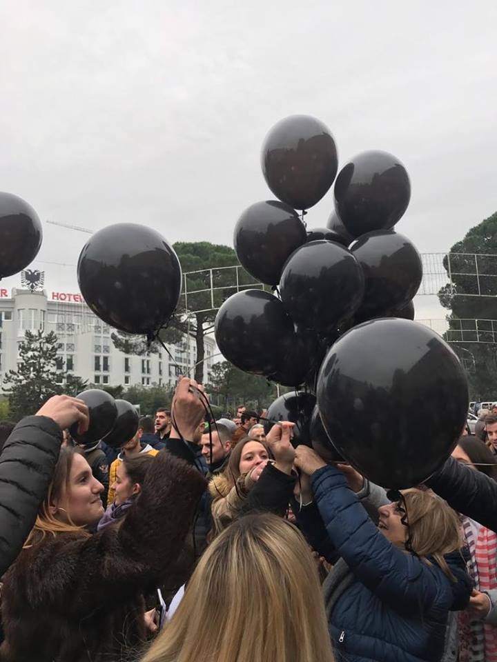 FOTOT/ “Shqipëria në zi kombëtare”, gruaja e Petrit Vasilit çoi tullumbace të zeza në protestë