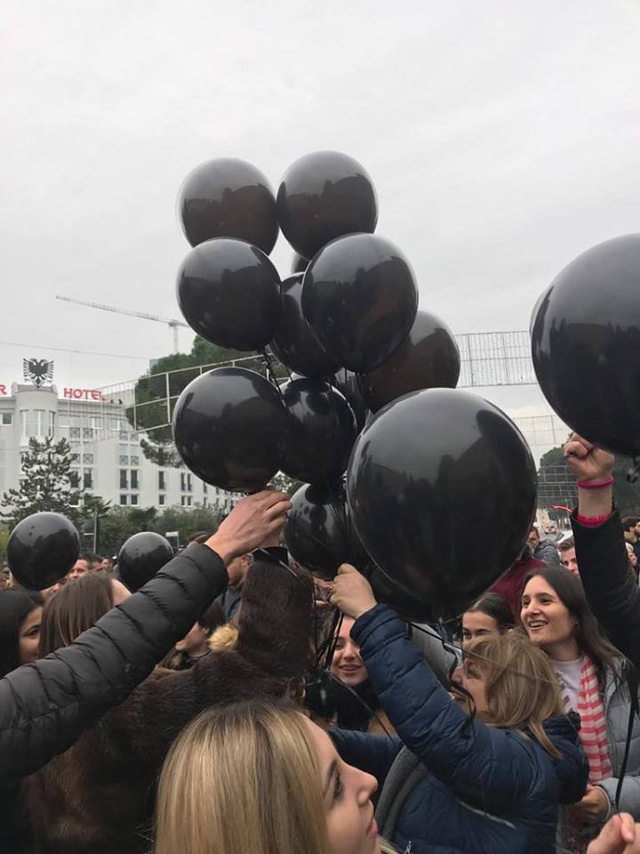 Shqipëria apo Sonja është në zi kombëtare”! Gruaja e Vasalit sjell condom të zi për tollumbac në protestë! (Foto)