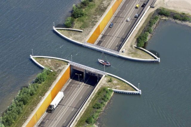 Holandezët ndërtuan një urë uji që thyen ligjet e fizikës (Foto)