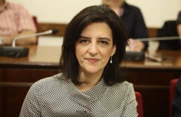 Reagimi i pazakontë i deputetes greke: “Edhe sa shqiptarëve do iu ngulim thi.kën në zemër prej racizmit”?!