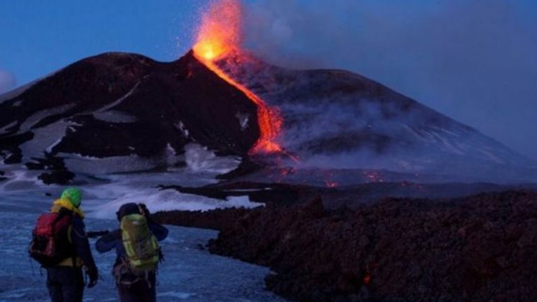 Etna “zgjohet” për Krishtlindje, Siçilia “shkundet” nga 130 lëkundje