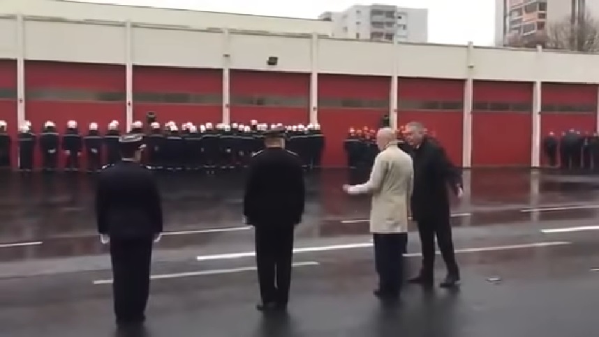 VIDEO/ Gjest i pabesueshëm i zjarrfikësve të Francës, iu kthyen shpinën qeveritarëve dhe largohen në shenjë proteste