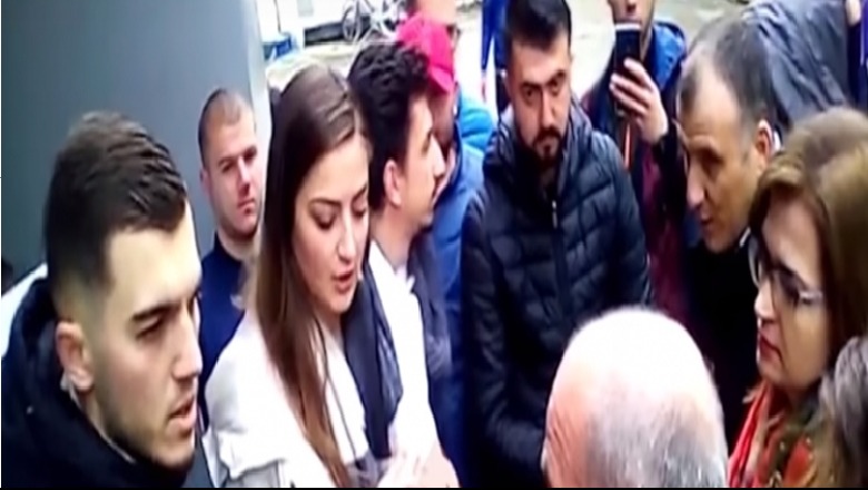 Skandali vazhdon/ Sekretarja e LSI drejton bllokimin e Fakultetit të Drejtësisë, rektor Koni i del në krah (Foto+Video)