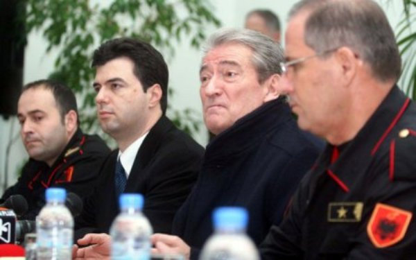 Qytetarët “kryqëzojnë” Sali Berishën: Si guxon të akuzosh si në ditën e zezë të 2011-tës! (Foto)