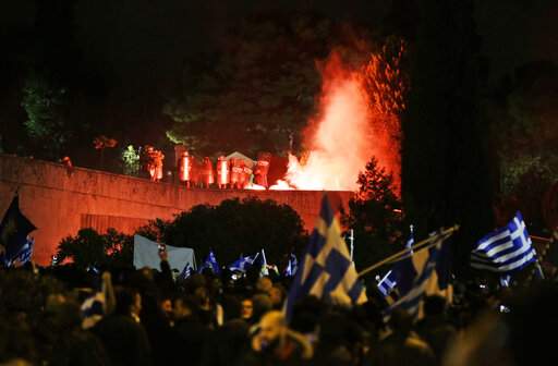 Athinë, degjeneron në dhunë protesta jashtë Parlamentit; disa të plagosur