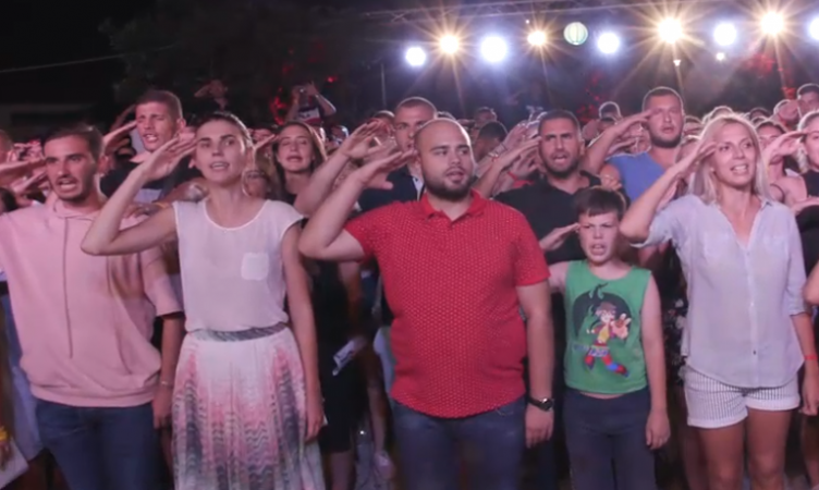 Militantja e LSI “e ngujuar” brenda Fakultetit Juridik: Si këndonte në verë këngë ushtarake për Ramën në Jalë (Foto+Video)