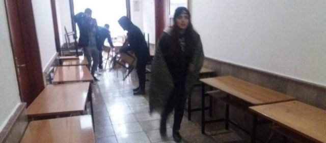 VIDEO/ Tensionohet situata, studentët që duan mësim tentojnë të zhbllokojnë derën e Juridikut