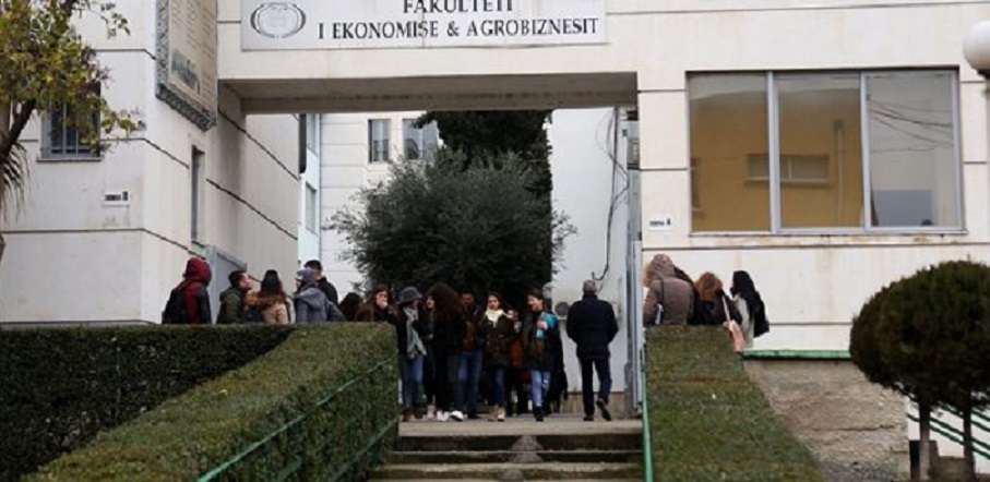 VIDEO/ Studentët rikthehen në auditore: Nuk ndihemi më të përfaqësuar nga protesta