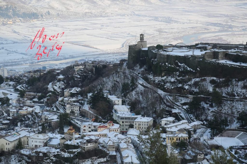 Gjirokastra piktoreske nën dëborë (Foto)