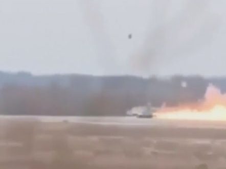 Ja si shpëton piloti në Bjellorusi kur një avion MiG-29 merr flakë teksa ulet në tokë (Video)