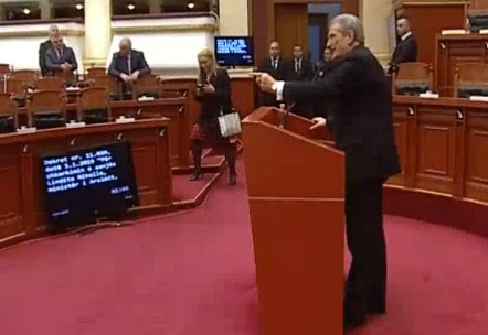 Opozitën se lejojnë të “bëjë” qeveri, largohet nga Kuvendi, Berisha kap foltoren dhe nuk e lëshon